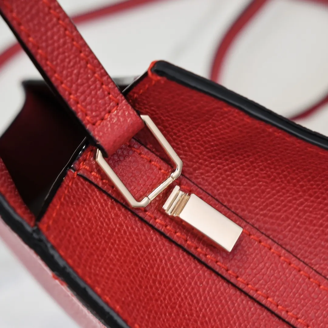 Valextra, the name of Italy's beloved horse, Iside is Val. One of extra's most iconic designs. There is no obvious logo, but the simple collective line design is very recognizable, full of architectural art, and shows a capable and intellectual style. It is made of imported palm-print lining cowhide, with up to five stitches of handwork, and the shiny oil edges test the skill of the craftsman. Small size: 22cm model 6627-1#